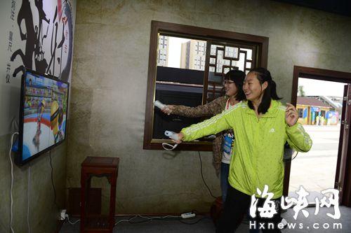 青運廣場上搭建20間創(chuàng)意屋　漢服美女展示茶文化