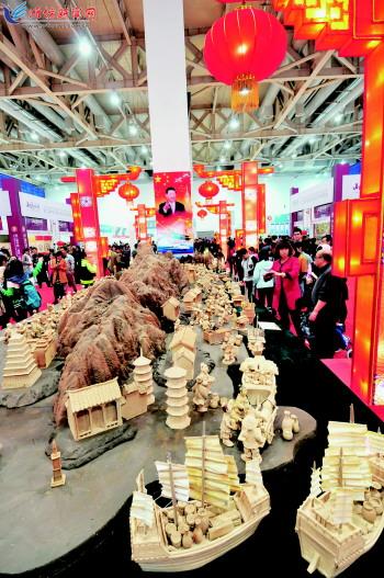 文展會特色展位銷售異?；鸨?濰坊市民逛展熱情(圖1)