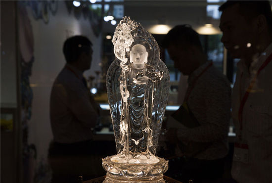 2016上海國際珠寶首飾展 奇珍異寶匯聚(圖7) 2016年5月5日,上海。2016上海國際珠寶首飾展覽會,在上海世博展覽館開幕。據悉,2015年,我國黃金珠寶首飾業終端零售超過了5000億人民幣,呈現增長勢頭。本屆展覽吸引了國內外優質珠寶商齊聚申城,為時尚之都獻上一場珠寶界的視覺狂歡,規模創歷年之最。市民可以領略最前沿的國際珠寶流行趨勢,欣賞最罕見的世界收藏級珠寶。