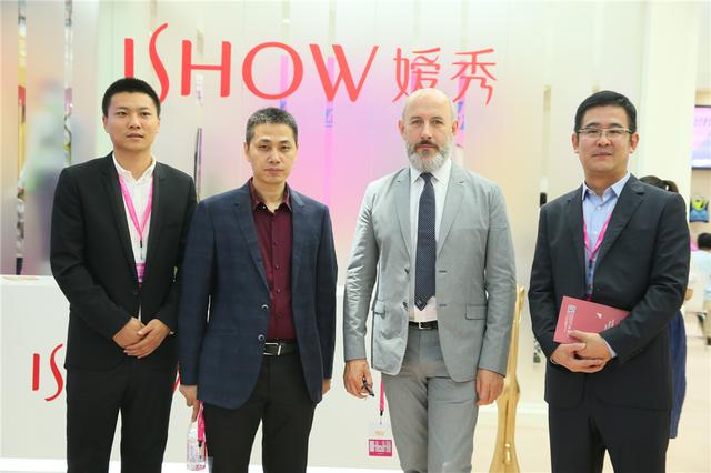 維密創意總監RENE現身深圳內衣展 暢談中國內衣之道