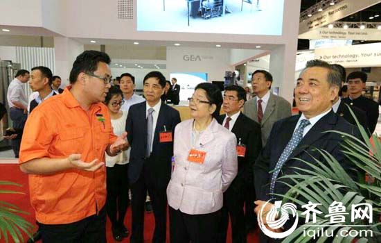 2  第十屆全國人大副委員長顧秀蓮、原中石化聯合會會長李勇武等領導蒞臨魯西集團展位現場