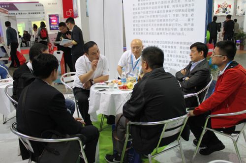 天天在線董事長(zhǎng)賀錦偉向教育行業(yè)專家領(lǐng)導(dǎo)做產(chǎn)品介紹_副本
